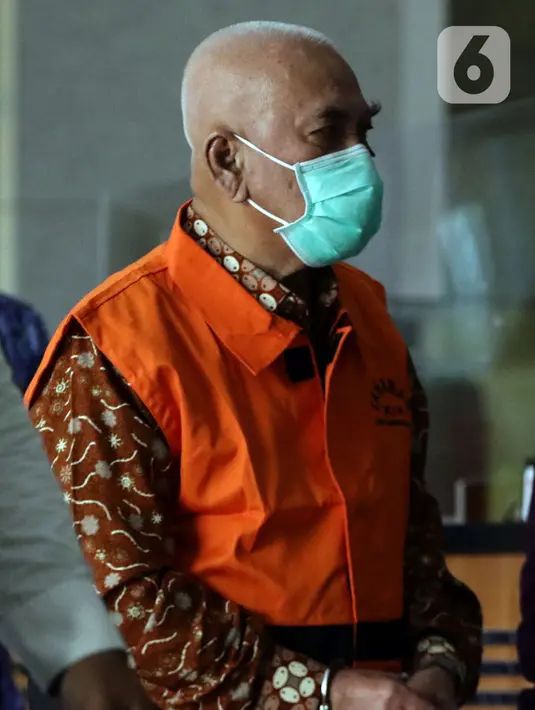 Wali Kota Banjar 2003-2008 dan 2008-2013, Herman Sutrisno jelang rilis penahanan di Gedung KPK, Jakarta, Kamis (23/12/2021). Herman Sutrisno merupakan tersangka dugaan korupsi proyek infrastruktur Kota Banjar tahun 2008-2013 dan penerimaan gratifikasi. (Liputan6.com/Helmi Fithriansyah)