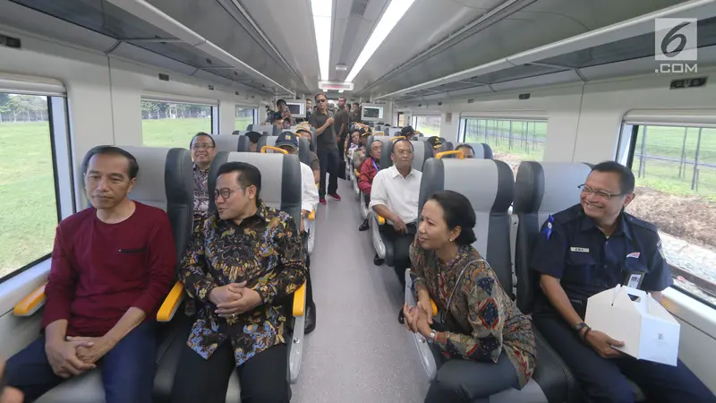 Kenakan Kaus Oblong, ini Gaya Santai Jokowi saat Jajal Kereta Bandara
