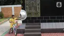 Seorang anak berada di dekat replika Kakbah di Masjid Istana Anak Yatim, Desa Cikeas Udik, Gunung Putri, Kabupaten Bogor, Jawa Barat, Jumat (30/4/2021).  (Liputan6.com/Herman Zakharia)