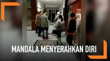 Mandala Shoji yang sempat dicari untuk eksekusi vonis akhirnya menyerahkan diri ke Kejaksaan Negeri Jakarta Pusat.