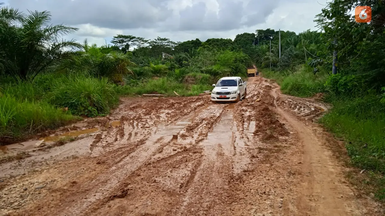 Jalan Berlumpur di Kabupaten Paser