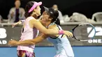 Prestasi membanggakan ditorehkan petenis putri Indonesia, Aldila Sutjiadi setelah memastikan lolos ke babak semifinal seri Grand Slam French Open 2023 nomor ganda campuran berpasangan dengan petenis putra Belanda, Matwe Middelkoop. Uniknya, Aldila akan bertemu partner-nya di ganda putri, Miyu Kato yang berpasangan dengan petenis Jerman, Tim Putz. Pasangan Aldila/Miyu Kato sebelumnya didiskualifikasi di babak ketiga nomor ganda putri saat menghadapi Marie Bouzkova/Sara Sorribes Tormo akibat provokasi sang lawan setelah Miyu Kato sempat secara tak sengaja membuat seorang Ball-girl terkena bola. (AFP/David Rowland)