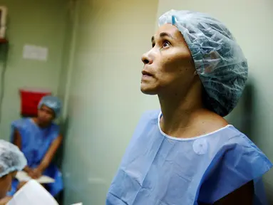 Pasien wanita menunggu giliran untuk operasi sterilisasi di sebuah rumah sakit di Caracas, 27 Juli 2016. Krisis ekonomi parah yang melanda Venezuela membuat banyak wanita memilih operasi sterilisasi untuk mencegah kehamilan (REUTERS/Carlos Garcia Rawlins)
