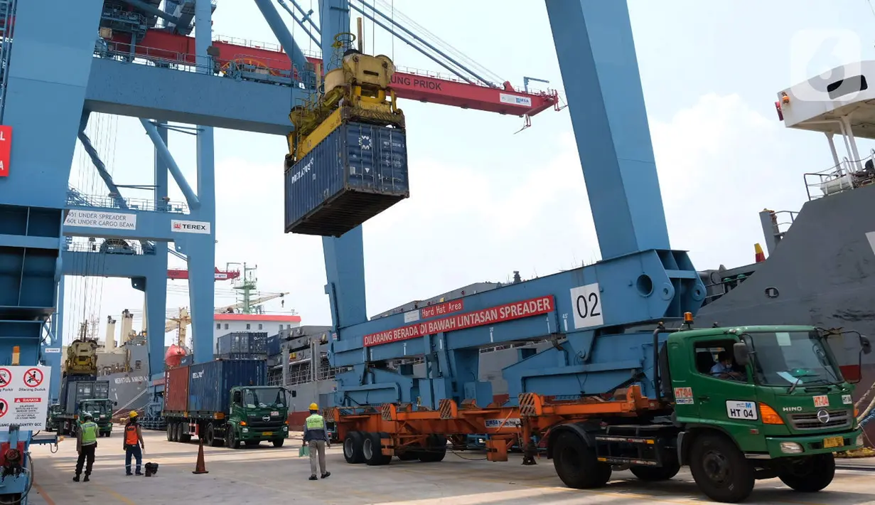 Petugas beraktivitas di area bongkar muat peti kemas di Pelabuhan Tanjung Priok, Jakarta, Jumat (29/10/2021). Badan Pusat Statistik (BPS) menyebutkan neraca perdagangan Indonesia pada September 2021 mengalami surplus US$ 4,37 miliar karena ekspor lebih besar dari nilai impornya. (Liputan6.com/Angga