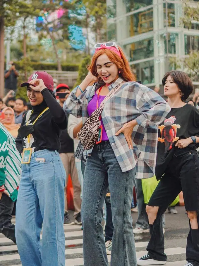 Adu Gaya 6 Artis Melenggang di Citayam Fashion Week, Terbaru Rina Nose hingga Zaskia Sungkar