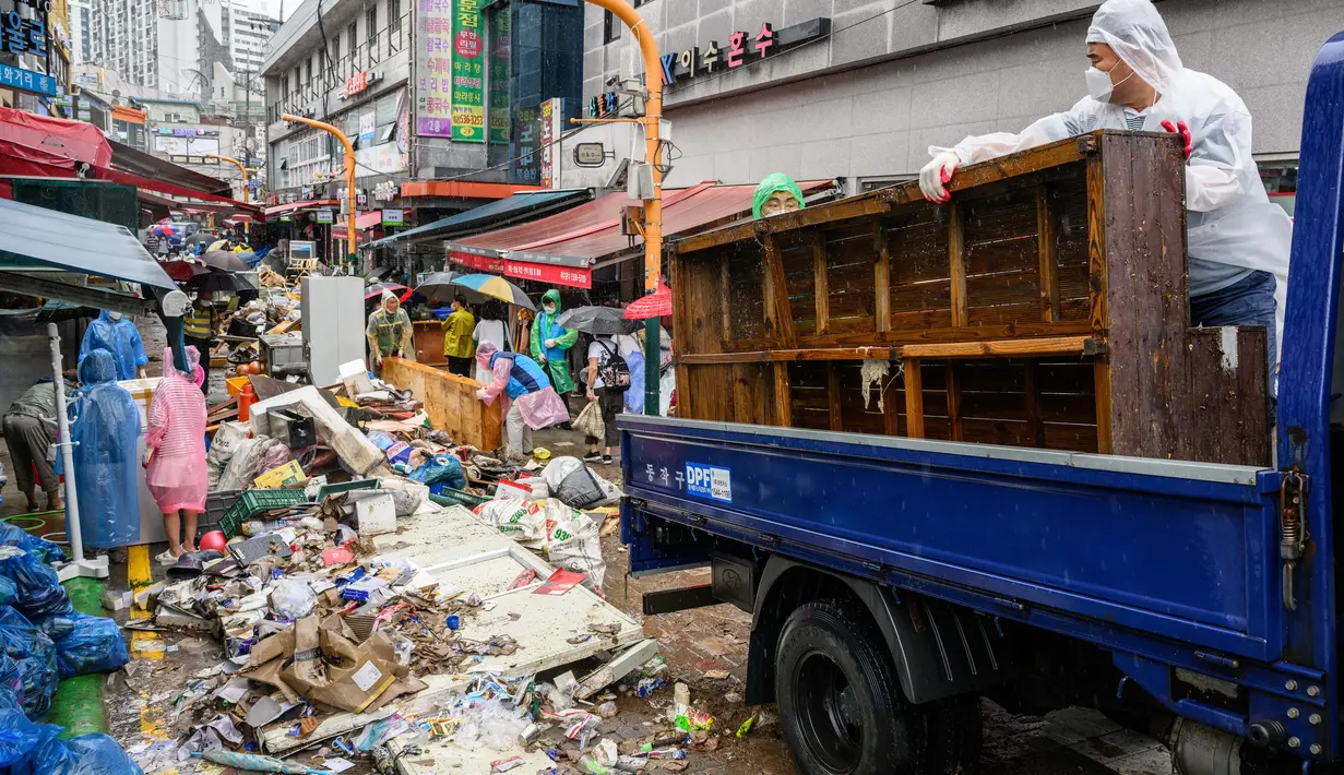 Pekerja membersihkan puing-puing di Pasar Namseong yang bersejarah di distrik Gangnam Seoul (9/8/2022).  Dilansir Yonhap, Selasa (9/8/2022), hujan yang terjadi di Korea Selatan adalah yang terparah dalam 80 tahun terakhir. (AFP/Anthony Wallace)