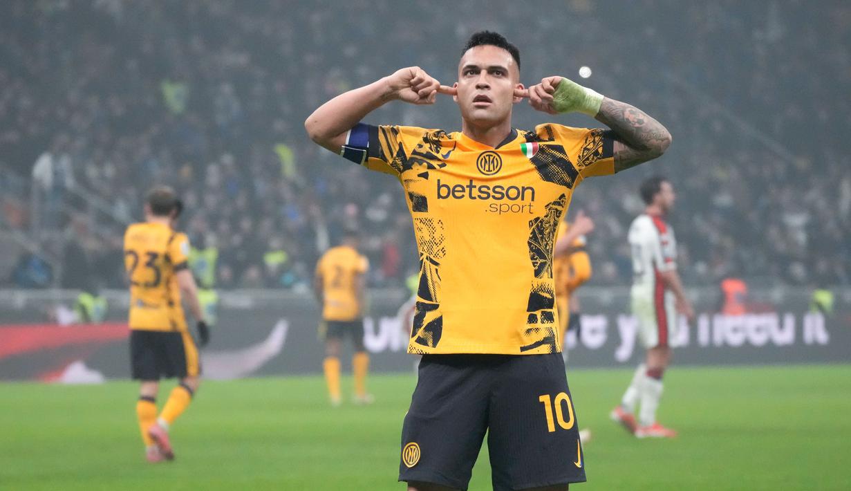 Inter Milan sukses mengalahkan Genoa dengan skor tipis 1-0 dalam laga Serie A 2024/2025 giornata 26 yang dihelat di Giuseppe Meazza, Minggu (23/2/2025) dini hari WIB. Gol tunggal kemenangan Inter atas Genoa baru tercipta di babak kedua lewat aksi Lautaro Martinez. (AP Photo/Luca Bruno)