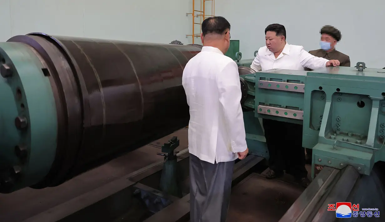 Foto tak bertanggal yang dirilis oleh Kantor Berita Pusat Korea (KCNA) resmi Korea Utara pada 14 Agustus 2023 menunjukkan pemimpin Korea Utara Kim Jong-un (tengah) saat berkunjung ke pabrik amunisi penting di lokasi yang dirahasiakan di Korea Utara.
(STR/KCNA VIA KNS/AFP)