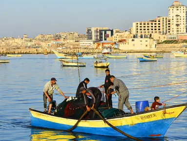 Sejumlah nelayan pergi menangkap ikan menggunakan perahu mereka di sebuah pelabuhan di Gaza, Palestina, Rabu (5/2/2020). Tentara Israel memutuskan untuk mengurangi zona penangkapan ikan yang diizinkan di lepas pantai Jalur Gaza dari 15 menjadi 10 mil laut. (Xinhua/Rizek Abdeljawad)