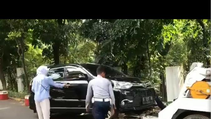 Ratna Sarumpaet tak terima mobilnya diderek Dishub. (Sumber Foto: Twitter)