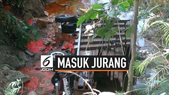 VIDEO: Truk Nyelonong, Jatuh ke Jurang Sedalam 20 Meter