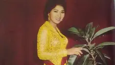 Mengawali karier sejak 1953, legenda di dunia musik dan perfilman Tanah Air ini masih bersinar hingga kini. Karya-karyanya juga telah dinikmati banyak generasi. Kiprahnya di dunia entertainment pun menjadi inspirasi bagi banyak artis muda pendatang baru. (Liputan6.com/IG/@titiekpuspa_official)