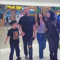 Momen liburan Ahmad Dhani dan Mulan Jameela bersama anak-anaknya. [Foto: Instagram/mulanjameela1]