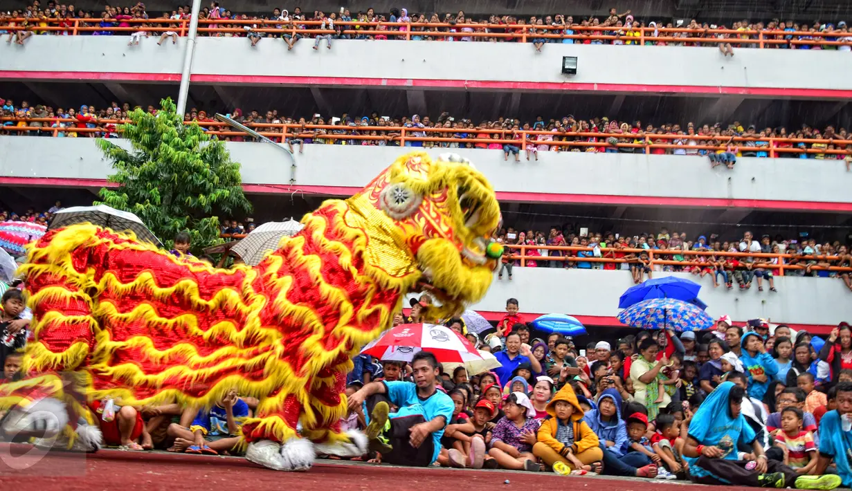 Ribuan warga memadati halaman parkir hingga atas gedung Sri Ratu Pemuda Semarang untuk melihat pertunjukan pentas barongsai dan liong dalam rangka perayaan Imlek, (8/2). Atraksi barongsai dan liong tersebut memang merupakan agenda rutin tahunan. (Gholib)