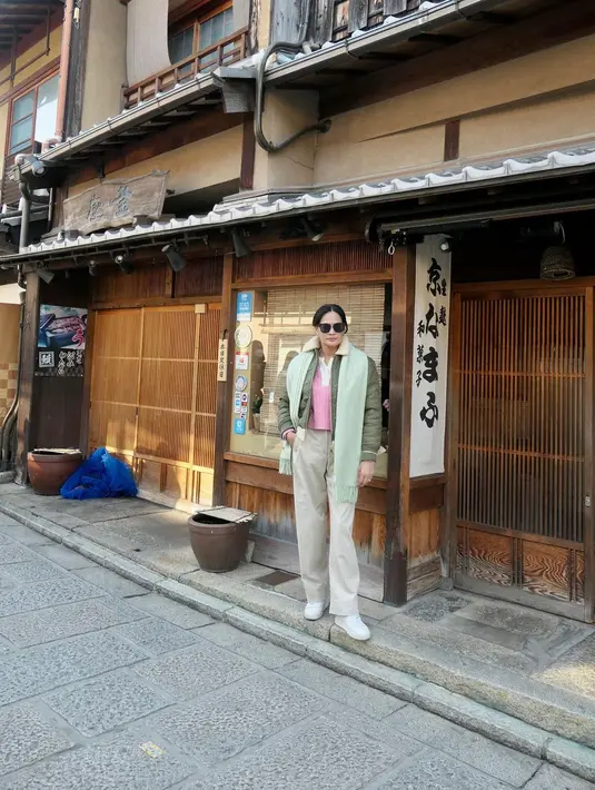 Layering outfit jadi andalan ibu Ricky Harun ini untuk tetap hangat kala di Jepang. [Foto: IG/
donnaharunofficial].