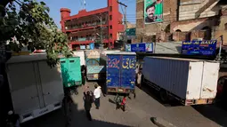 Sejumlah truk memblokade jalan raya selama demo di Rawalpindi, Pakistan (28/10). (Reuters/Faisal Mahmood)