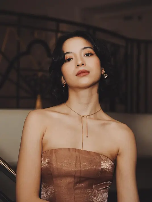 Makeup Putri Marino yang flawless juga menunjukkan detail paras cantiknya dengan sempurna. Bagaimana menurutmu, Sahabat FIMELA? [Foto: Instagram/putrimarino]