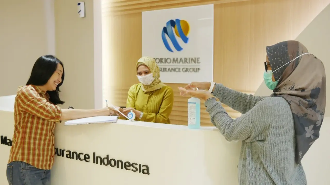 Suasana kerja di kantor Tokio Marine Life Insurance Indonesia, Jakarta yang proaktif menjaga higienitas dengan standar tinggi dalam menjalankan aktivitas kantor sehari -hari dan juga dalam melayani nasabah yang datang.