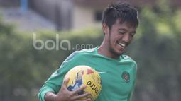 Bayu Pradana menikmati sesi latihan ringan bersama rekan-rekannya. (Bola.com/Vitalis Yogi Trisna)