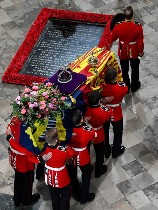 Peti mati Ratu Elizabeth II dibawa ke Westminster Abbey jelang prosesi pemakamannya, London, Inggris, Senin (19/9/2022).  Anggota Keluarga Kerajaan Inggris dimakamkan di dalam sebuah ruangan, bukan langsung di bawah tanah. (Gareth Cattermole/Pool Photo via AP)