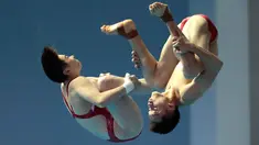 Aksi atlet loncat indah China, Lian Junjie dan Si Yajie saat tampil pada babak final platform sinkronisasi 10 meter campuran di Kejuaraan Renang Dunia, Gwangju, Korea Selatan, Sabtu (13/7/2019). (AP Photo/Lee Jin-man)