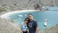 Bersama sang pujaan hati, Chen Giovani tampil dengan atasan tanpa lengan crop top warna biru dipadukan celana ketat hitam saat di pulau Padar, Komodo. (@chengiovanis)