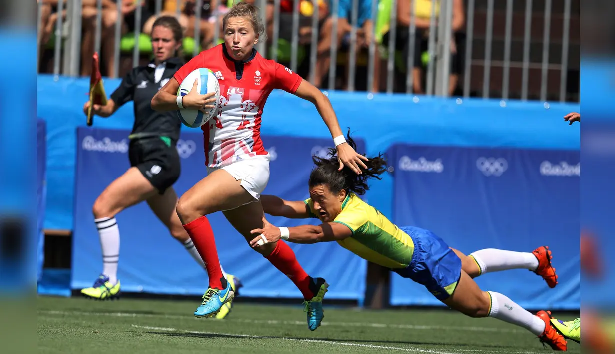 Atlet Rugby asal Brasil, Isadora Cerullo berusaha menghalau laju Emily Scott dari Inggris saat pertandinga rugby di olimpiade Rio 2016, Brasil,  (6/8). (REUTERS / Phil Noble)