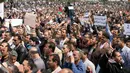 Ribuan pekerja Otoritas Palestina menyerukan tuntutan mereka selama unjuk rasa di alun-alun Kota Gaza, Sabtu (8/4). Unjuk rasa ini merupakan yang terbesar sejak OP memutuskan memotong gaji pegawai di Gaza sebesar 30 persen. (MAHMUD HAMS/AFP)