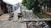 Kondisi Sungai Tawar Palembang yang tertutupi lautan sampah warga (Liputan6.com / Nefri Inge)