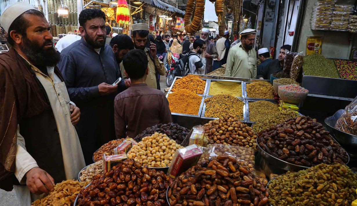 Kurma, menjadi buah yang paling banyak dibeli untuk sajian berbuka puasa. Tampak dalam foto, orang-orang mengunjungi pasar untuk membeli kurma dan barang-barang lainnya sebagai persiapan untuk bulan puasa Ramadan yang akan datang, di Peshawar, Pakistan, Senin, 16 Februari 2026. (AP Photo/Muhammad Sajjad)
