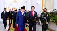Presiden Jokowi memberikan kenang-kenangan berupa album foto kepada PM Malaysia Anwar Ibrahim. (Foto: Sekretariat Presiden)