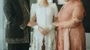 Anies Baswedan menikahkan putrinya Mutiara Annisa pada 2022 lalu digelar sampai tiga hari. Mutiara pun tampil mengenakan kebaya putih panjang brokat dipadukan kain lilit batiknya. [@morden.co]