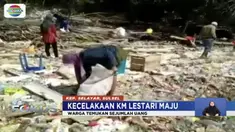 Warga Pulau Selayar, mengais barang-barang korban KM Lestari Maju yang terbawa ke pinggir pantai.