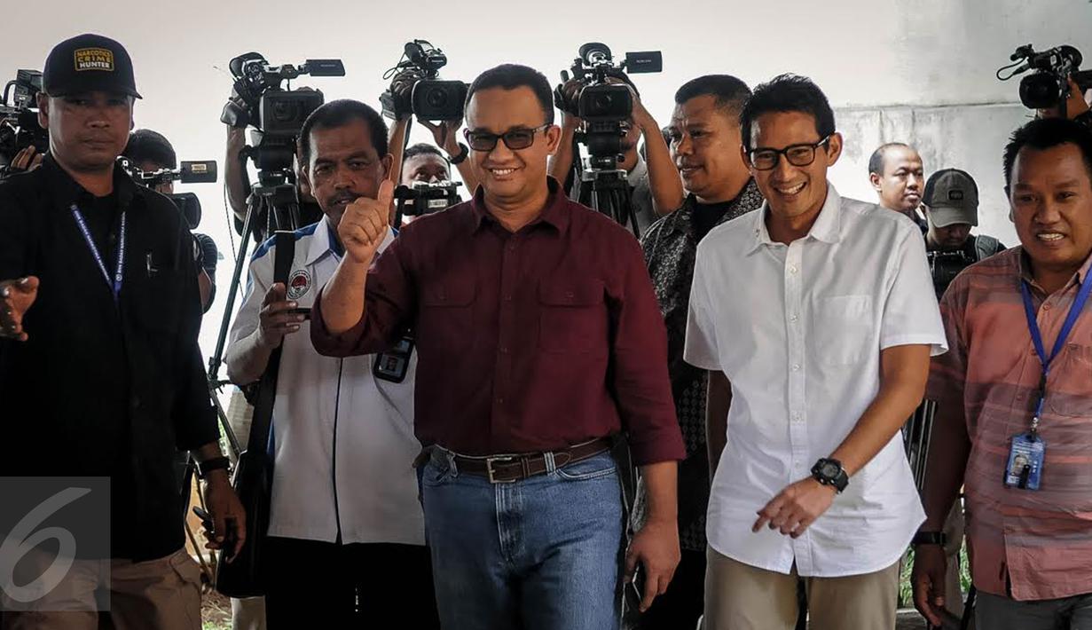 Pasangan Cagub dan Cawagub DKI, Anies Baswedan dan Sandiaga Uno berjalan menuju laboratorium Gedung BNN, Jakarta, Minggu (25/9). Anies-Sandiaga akan mengikuti tes narkotika sebagai salah satu syarat maju di Pilgub DKI 2017. (Liputan6.com/Faizal Fanani)