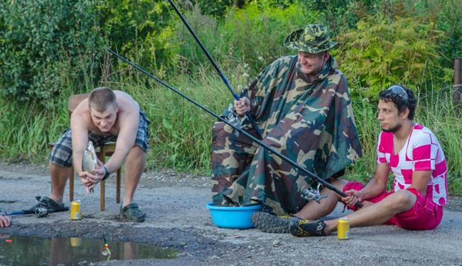 Memancing bersama di lubang jalanan. | copyright Boredpanda.com