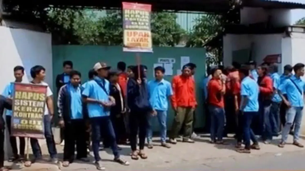 Kena PHK, Buruh Minta Sumbangan di Jalanan