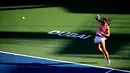 Aksi petenis putri Italia, Sara Errani, saat melawan petenis AS, Madison Brengle, dalam perempatfinal turnamen tenis Dubai Duty Free di Dubai, (18/2/2016). (AFP/Marwan Naamani)