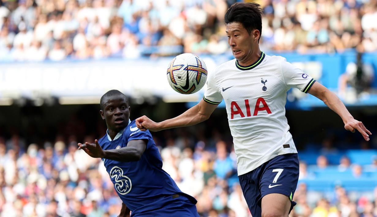 Pemain Tottenham Hotspur Son Heung-min (kanan) berduel memperebutkan bola dengan pemain Chelsea N'Golo Kante pada pertandingan sepak bola Liga Inggris di Stadion Stamford Bridge, London, Inggris, 14 Agustus 2022. Pertandingan berakhir imbang 2-2. (AP Photo/Ian Walton)