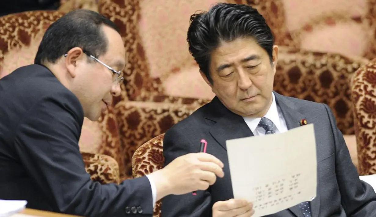 Perdana Menteri Jepang Shinzo Abe (kanan) menerima penjelasan tentang kapal tanker yang meledak di sekitar stasiun dekat pantai Prefektur Hyogo, sekitar 450 kilometer barat Tokyo, (29/5/2014). (AFP PHOTO/JIJI PRESS)