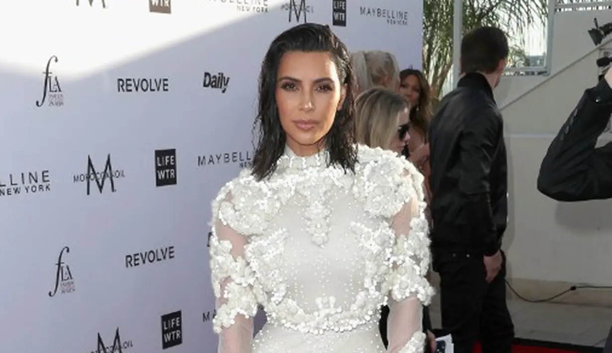 Melansir Ace Showbiz, Kim dikabarkan tak ingin memiliki anak ke-3 lantaran trauma dengan proses melahirkan sebelumnya. Selain itu, Kim khawatir jika nanti ia tak bisa menjaga anak-anaknya. (AFP/Bintang.com)