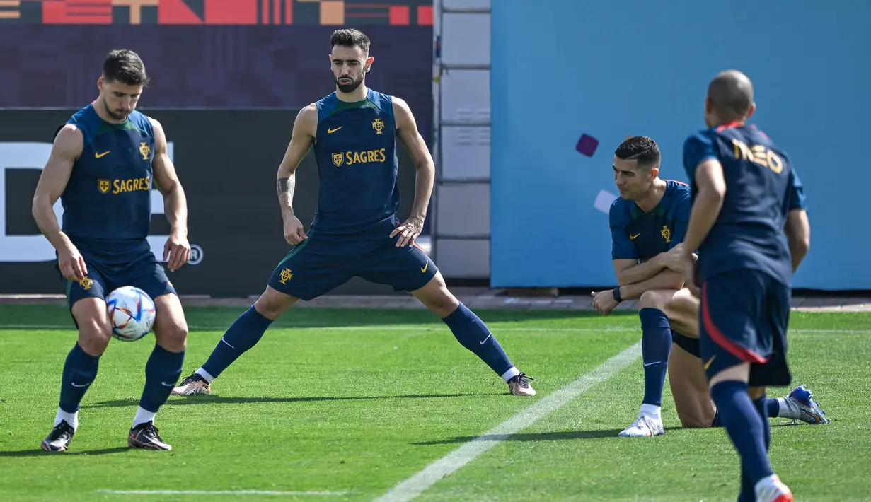 Crisiano Ronaldo yang bergabung dengan grup yang diisi rekannya di MU Bruno Fernandes, Ruben Dias, Pepe dan Joao Cancelo tampak bugar dan sesekali berbincang dalam sesi latihan tersebut. (AFP/Patricia De Melo Moreira)