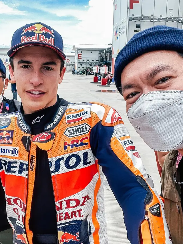 8 Potret Melki Bajaj Foto Bareng Pembalap MotoGP di Mandalika, Banjir Pujian