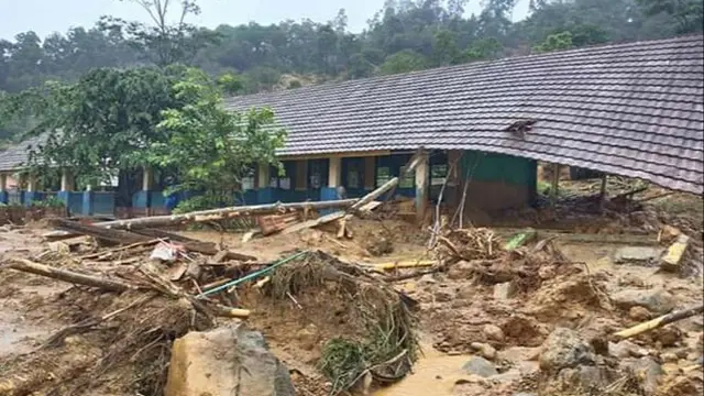 Bangunan Rusak Dihantam Longsor di Sukajaya, Bogor