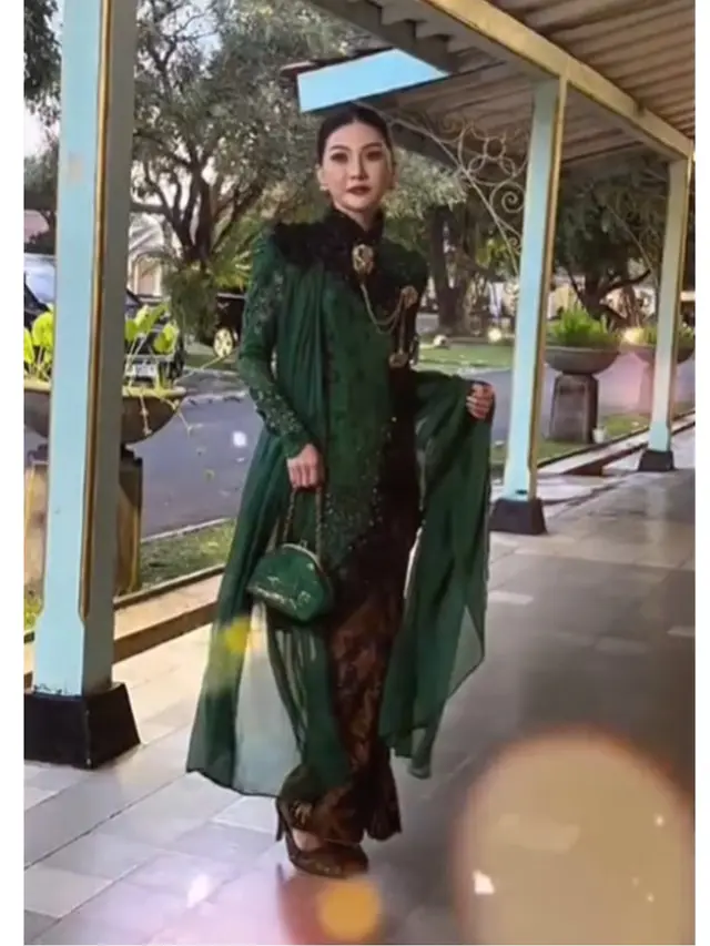 6 Detail Kebaya Sarwendah di Pura Mangkunegaran, Serasi dengan Giorgio Antonio
