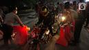Polisi membuka pembatas jalan saat pemudik motor melintas di posko penyekatan mudik di Kedungwaringin, Kabupaten Bekasi, Jawa Barat, Selasa (11/5/2021) dini hari. Polisi kembali memberlakukan diskresi terhadap pemudik motor karena jumlahnya tidak terbendung. (Liputan6.com/Herman Zakharia)