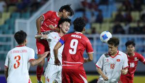 Pemain Timnas Indonesia U-17, Dava Yunna Adi Putra menyundul bola ke gawang Vietnam dalam laga Grup A Piala AFF U-17 2026 di Stadion Gelora Delta Sidoarjo, Sidoarjo, Jawa Timur, Minggu (19/04/2026). (Bola.com/M Iqbal Ichsan)