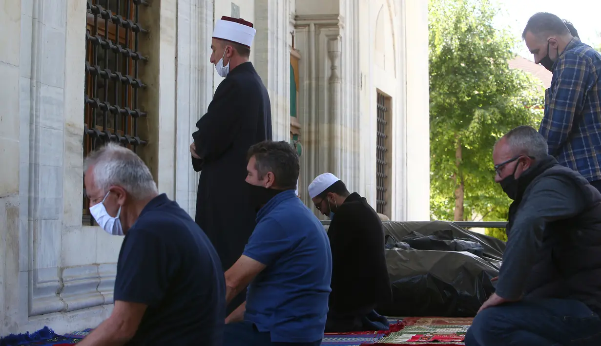 Umat Muslim melaksanakan salat di depan Masjid Mustafa Pasha di Skopje, Macedonia Utara, Selasa (12/5/2020). Komunitas Agama Islam (IRC) di Macedonia Utara membuka masjid-masjid, meskipun otoritas setempat meminta mempertimbangkan kembali keputusan itu terkait COVID-19. (AP/Boris Grdanoski)