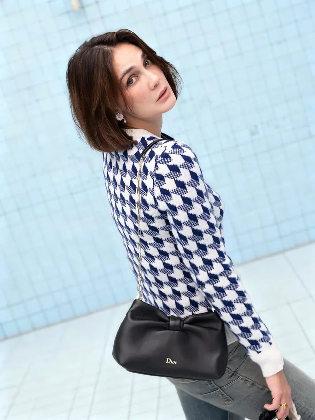 Adu OOTD Luna Maya hingga Irene Red Velvet yang Jinjing Dior Bow Bag untuk Tampilan Kasual