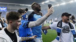 Kedudukan imbang 1-1 bertahan hingga wasit meniup peluit tanda pertandingan berakhir. Skor 1-1 membuat Napoli memastikan diri menjadi juara Serie A Liga Italia musim ini dengana koleksi 80 poin dari 33 laga. (AFP/Andrea Staccioli)