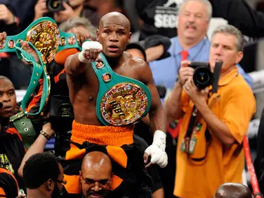 Floyd Mayweather Jr. merayakan kemenangan atas Victor Ortiz dengan KO ronde 4 untuk merebut gelar juara dunia Kelas Welter WBC. 17 September 2011. (AFP).